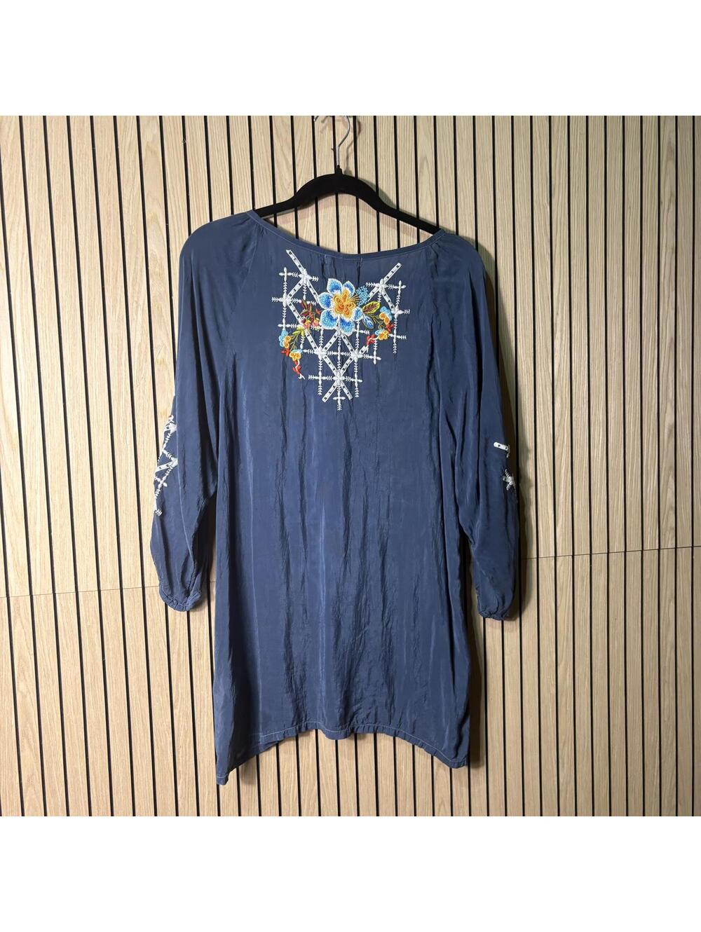 185 Johnny Was Blue Embroidered Floral Tunic Top (Small, Blue, EUC) - Picture 3 of 4
